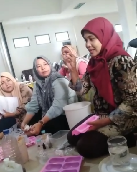 Nasabah Bank Sampah Pulomerak Olah Minyak Jelantah Jadi Sabun