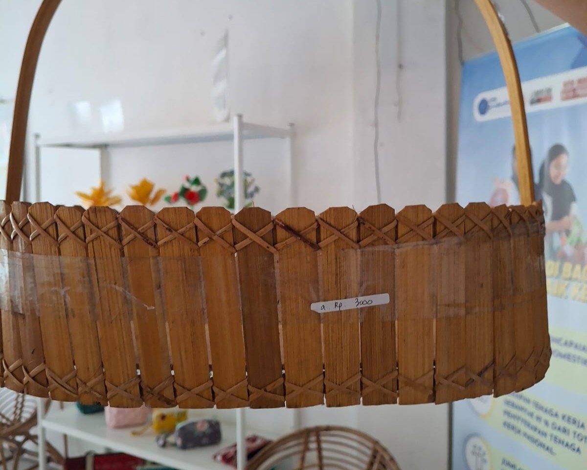 Keranjang buah dari stik kayu