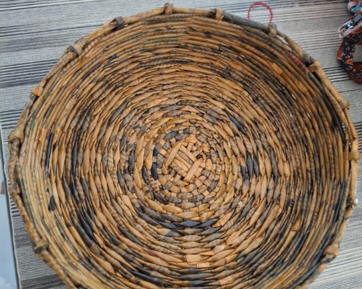 Gambar Galeri Piring dari koran